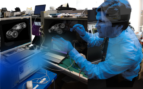 自動車のワイヤーフレームは表示されるモニター,青く透けている作業中の男性